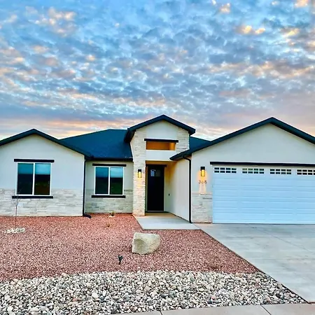 Southern Utah High Desert Family Home With Private Hot Tub